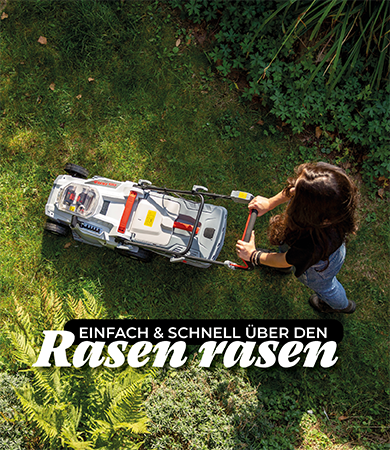 Frau aus der Vogelperspektive mäht einen rasen